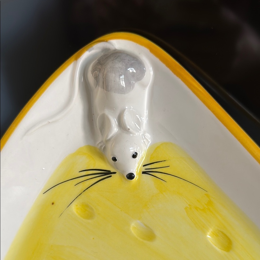 Bassano Italian Ceramic Large Triangular Cheese Plate with Mouse - Picture 2 of 5